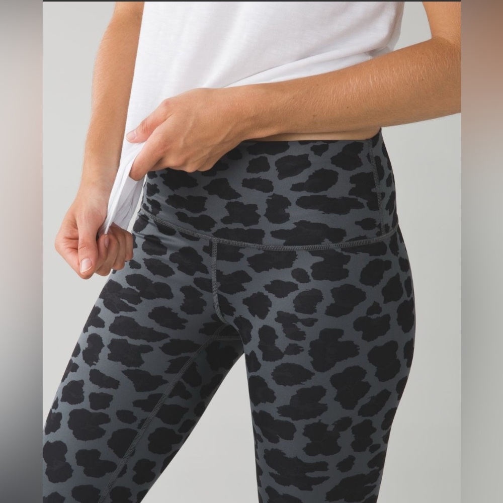 Lululemon High Times Pant Full-On Luxtreme
Cherry Cheetah Dark Slate Black